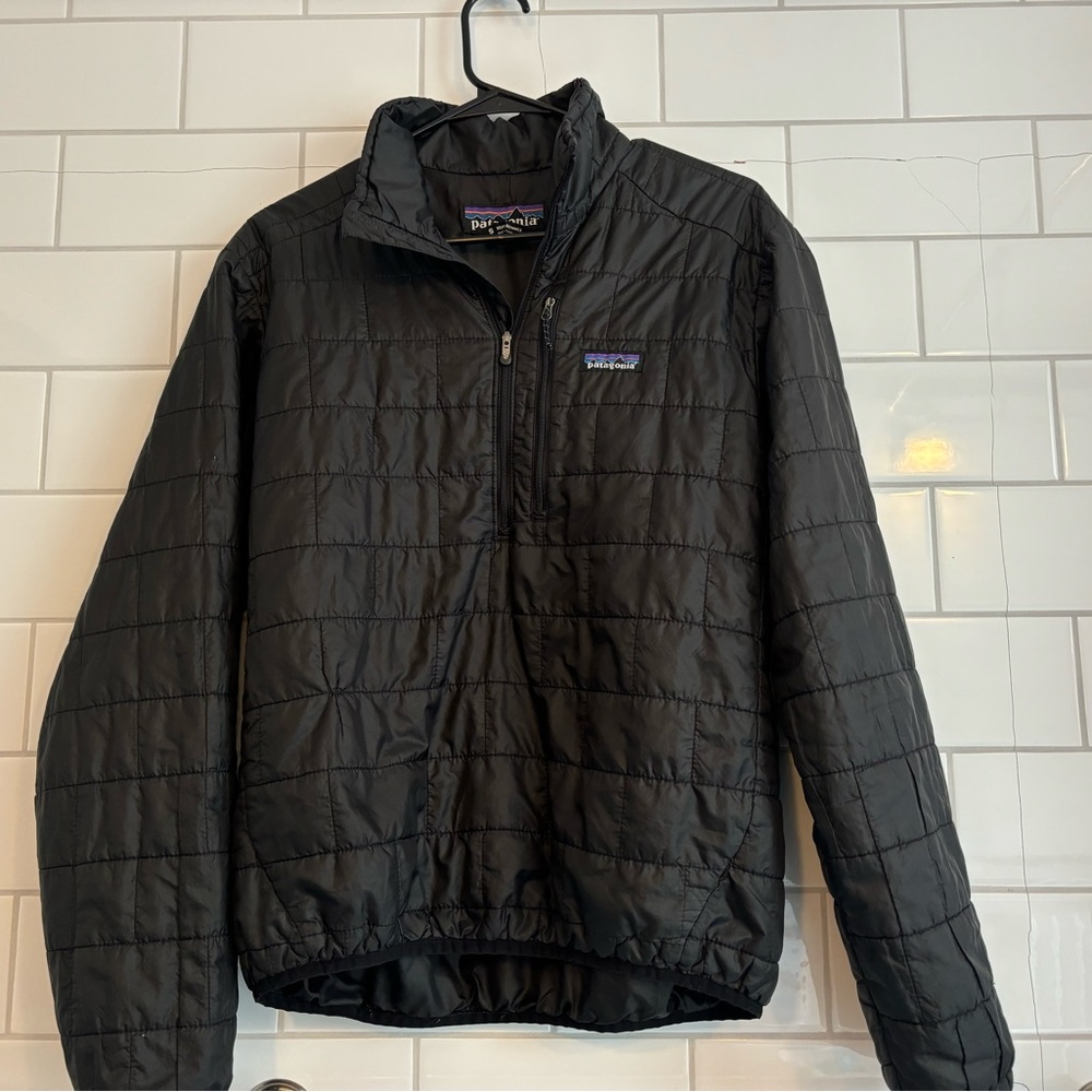 Mens Patagonia with slight tear in back, fits like women’s medium